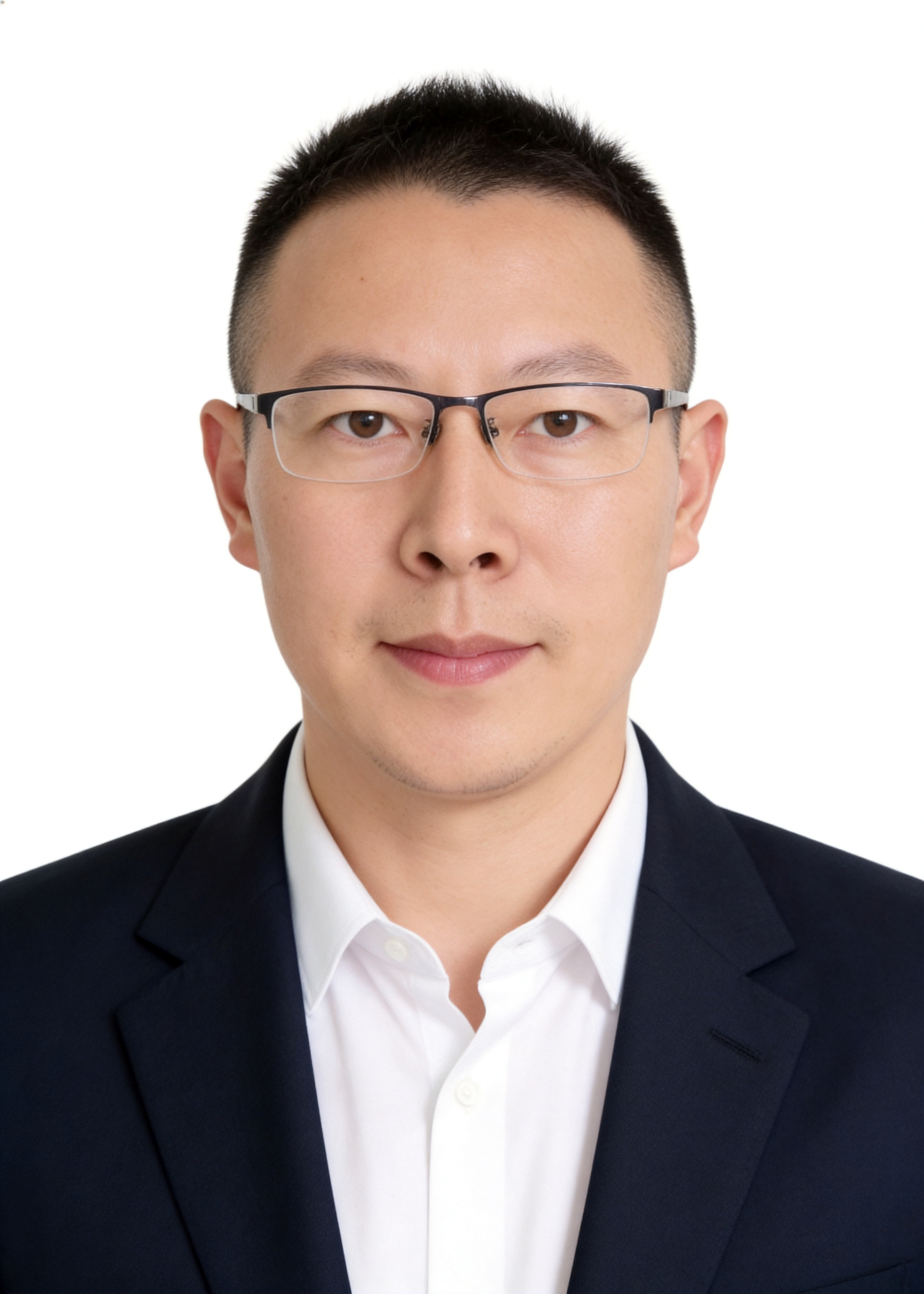 保留第一张图中人物发型、脸型、年龄特征生成标准样式纯正面证件照… - 图片创意预览