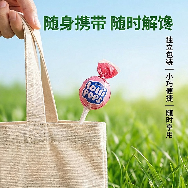 [垫图: https://gdesign-dam-hz.dancf.com/35872172037102652/ccedb7500a0b4eb986c31942cefdaf60.png],[主图主题] 如胜棒棒糖携带方便场景主图
[氛围/风格] 简约清新 生活场景 自然有食欲
[画面元素] 拆开的一颗棒棒糖放在女生帆布包包口，露出一半，背景是干净的户外草坪蓝天虚化，自然光柔和，展示小巧便携特点，产品清晰突出
[配色色系] 主色调：草绿 天蓝 糖果色；点缀白色
[视角构图] 平视特写 浅景深
[文字版式] 主标题 " 随身携带 随时解馋 " 放置画面左上角，绿色粗体字；右侧三个卖点 " 独立包装 | 小巧便捷 | 随时享用 " 竖排排列，黑色细字，不遮挡主体，自然清晰