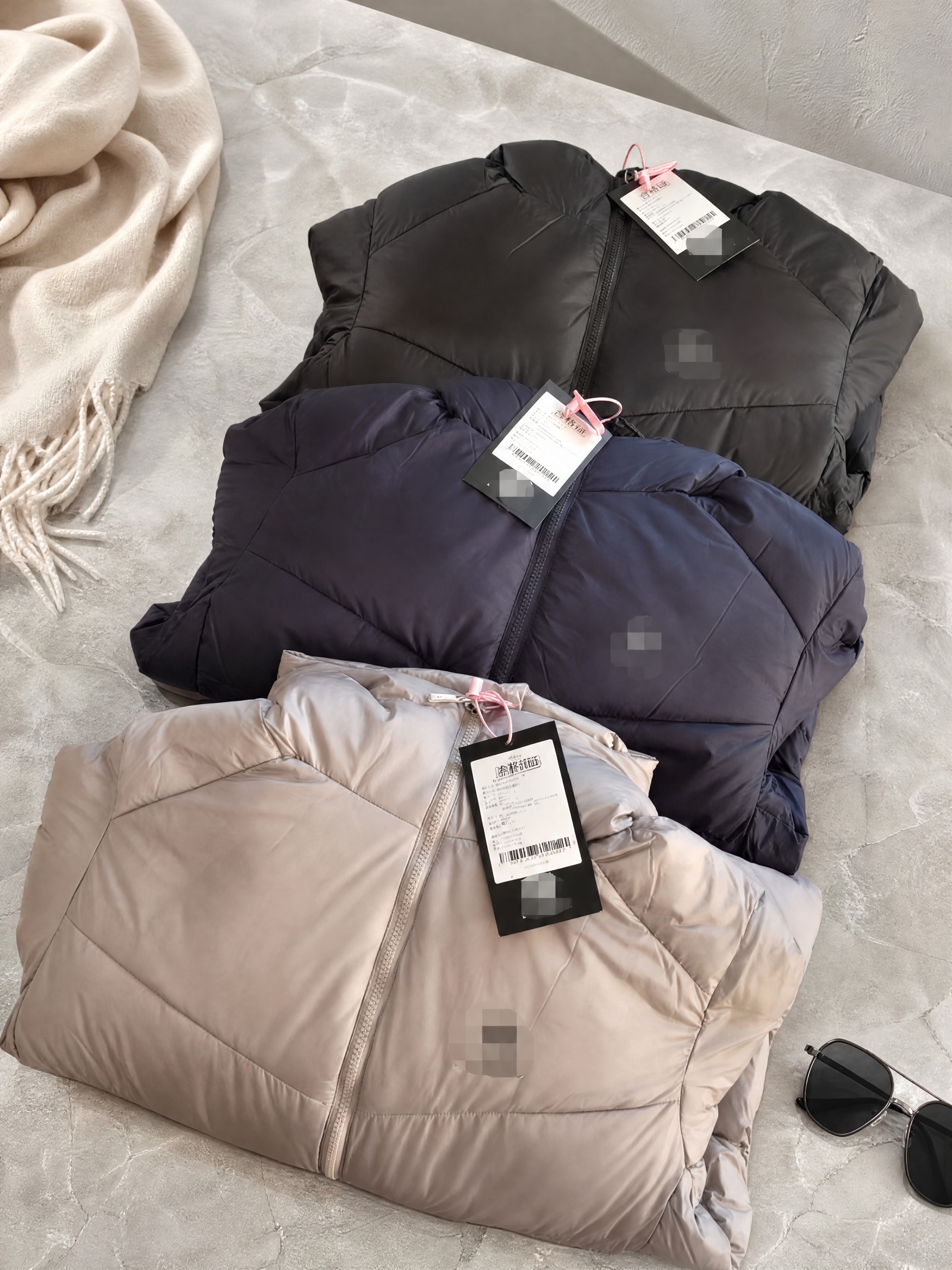 超写实服装平铺摄影。 主体：三件羽绒服严格参照上传产品图，完整… - 图片创意预览