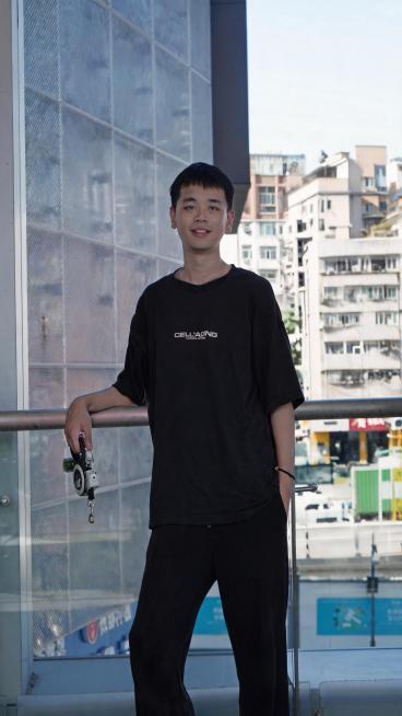 保留原图人物不变，降低并修复图片中的白色高光过曝部分，让背景高光部分恢复正常细节，整体色调保持自然预览效果