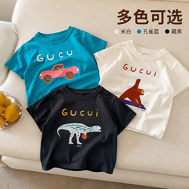 [主图-6] 多款式陈列展示，全系列合集
[氛围风格] 整齐规整，突出多色选择
[画质] 高清商业摄影，整体清晰明亮
[元素] 三件不同颜色款式的儿童T恤错落陈列在浅米色沙发背景上，每件T恤都能清晰看到完整正面印花，排列整齐，有前后层次不拥挤，保持每件T恤颜色、图案、材质与原图完全一致，无变形色差。主体占比约75%。
[光影] 整体均匀柔光，每件T恤都清晰可见，阴影柔和自然
[配色] 浅米色背景，搭配米白、孔雀蓝、藏黑三种T恤颜色，色彩丰富和谐
[视角构图] 略微俯视，整体拍摄，完整展示三件T恤
[文字版式] 右上角大字写多色可选，深棕色粗体，下方小字标注三个颜色：米白 孔雀蓝 藏黑，清晰明了，不遮挡主体
[输出要求] 1:1比例，文字清晰，超高清
[负向提示词] 变形 颜色偏差 文字错乱 遮挡主体 水印 电商平台Logo