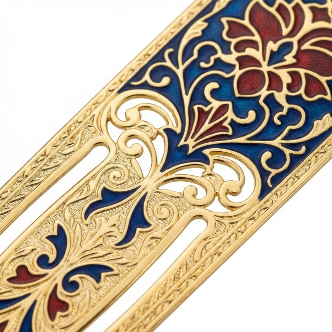 金属书签特写细节图，高清放大清晰展示金属书签的蚀刻、镂空、珐琅、镀金工艺细节，纹理锐利清晰，边缘光滑平整，上色均匀饱满，纯白色背景突出产品质感，画面中无任何文字，专门面向采购商展示做工品质，高清质感预览效果