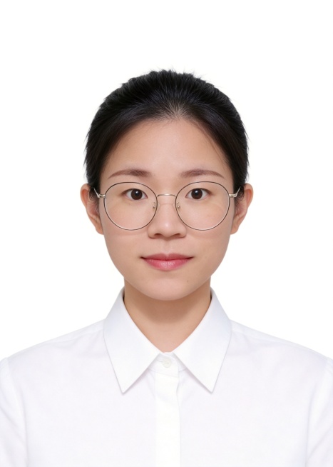 保留第一张图中人物发型､脸型､年龄特征生成标准样式纯正面证件照;人物主体严格居中,头部大小与位置严格对齐第二张图,双肩水平平衡,面部中轴线对齐画面中心,正视前方;标准证件照构图,人物绝对居中;头顶上方预览效果