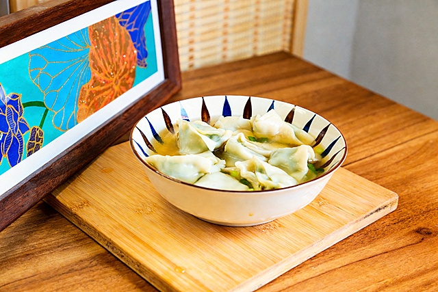 图片美化，把这碗馄饨调整得更加诱人美味，提升色泽饱和度，让面皮更洁白透亮，菜馅翠绿新鲜，汤汁清亮有食欲，适合作为天猫旗舰店爆品宣传图，不添加任何香葱类食材