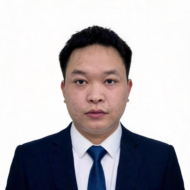 保留人物五官特征，换为标准商务证件照，藏青色西装外套，白色衬衫，深蓝色领带，纯白背景，正面胸像，专业布光，超写实高清预览效果
