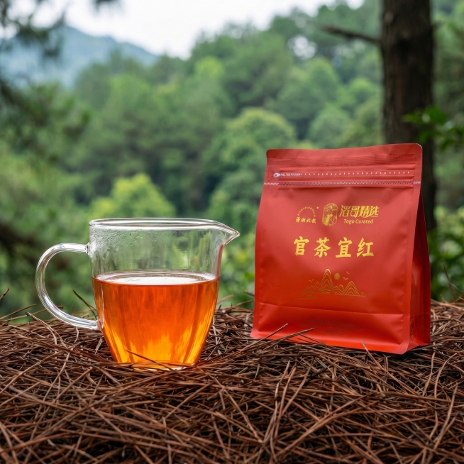 保留当前的构图、茶汤、松针铺垫和绿色山林背景，将右侧包装袋替换回用户原有的红色自立袋包装，保留原包装上的'滔哥精选 潇湘北极 官茶宜红'金色文字和山水图案，保持整体风格统一，绿色无污染亲近自然的风格不预览效果