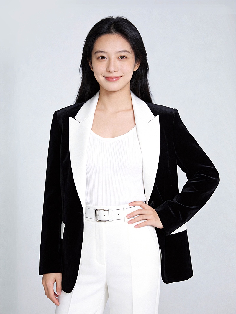 微商专业白色翻领外套女性职业形象照