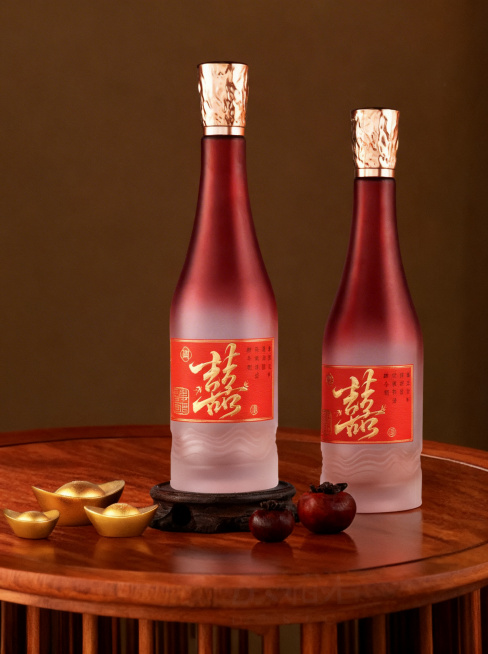 去除图片左上角的'型号：囍酒'等文字信息及右上角'左和右 DESIGN'水印，保持酒瓶、酒盒、背景及所有其他元素完全不变，高清修复预览效果