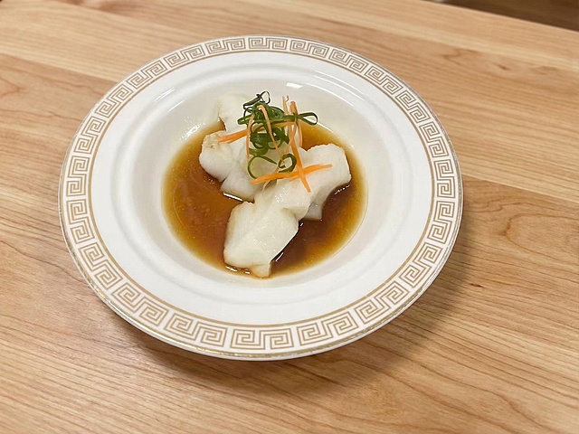 保留原辅食菜品完整内容，将背景更换为清新唯美的木纹桌面背景