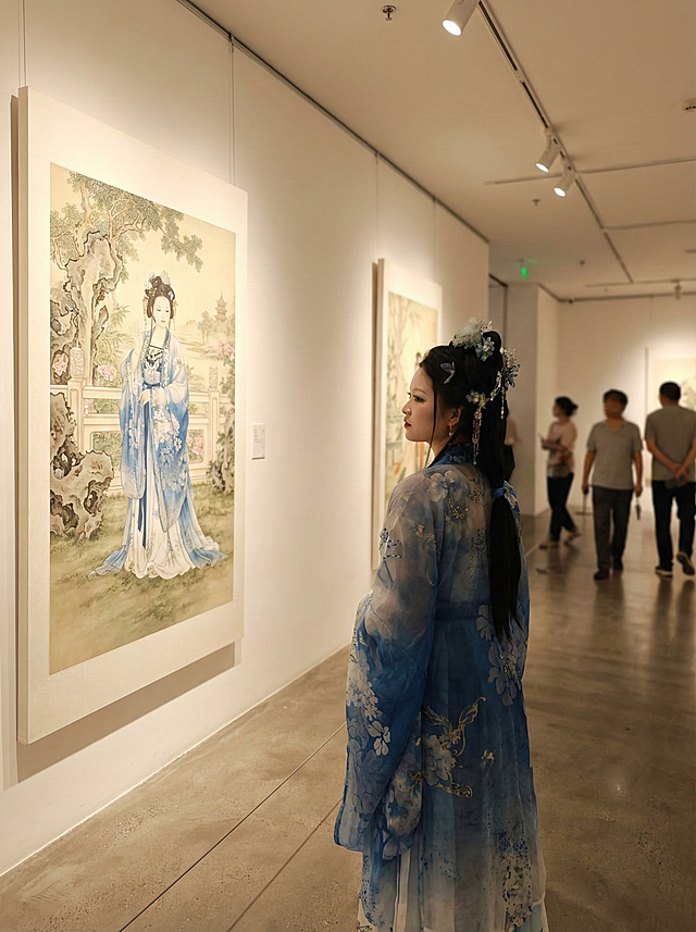 工笔风仕女图与刺绣汉服呼应，水彩晕染的蓝调意境，古典与现代交融，展现中式美学的优雅与文艺气质。