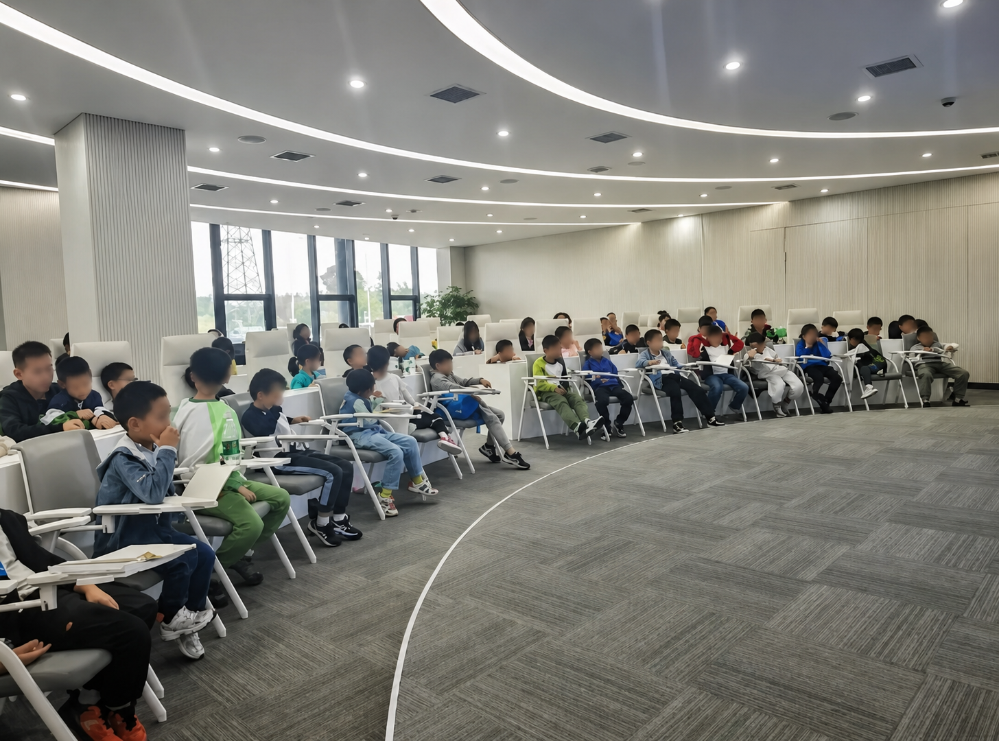 提升这张会议室儿童听讲照片的清晰度和画质，增强细节锐度，去除模… - 图片创意预览