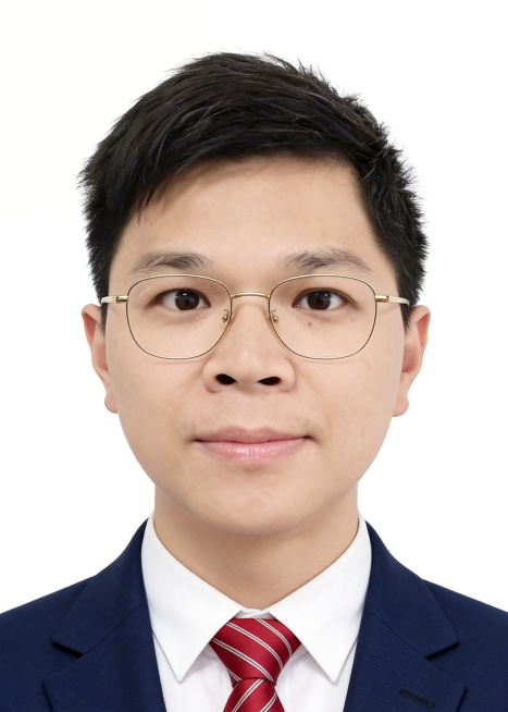 保留第一张图中人物发型,脸型,年龄特征生成标准样式纯正面证件照;人物主体严格居中,头部大小与位置严格对齐第二张参考图,双肩水平平衡,面部中轴线对齐画面中心,正视前方;标准证件照构图,人物绝对居中;头顶预览效果