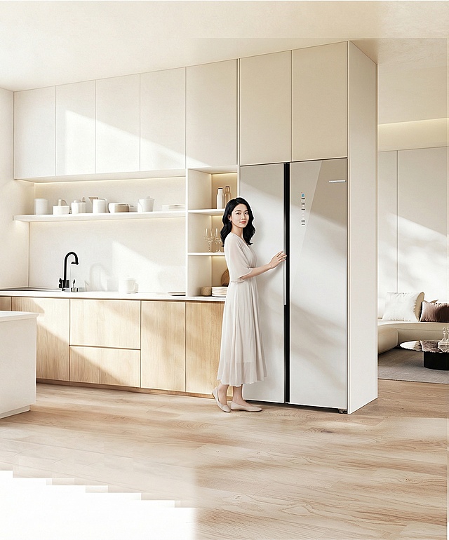 在这张图上冰箱左边增加20-30岁的亚洲女性，化精致的淡妆，微卷黑色长发，穿浅色连衣裙，一只手放在冰箱上