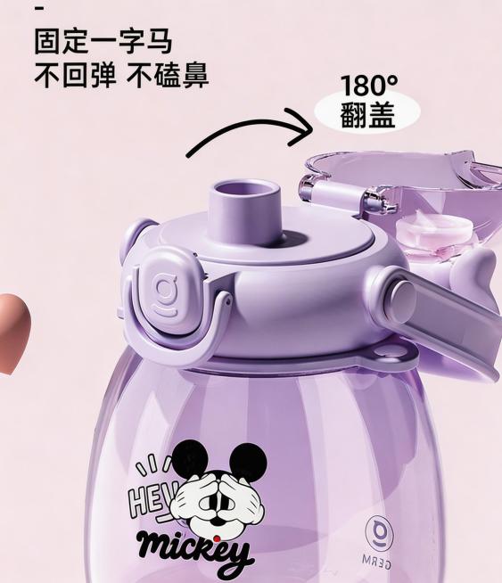 用图中紫色的杯子替换掉这张图里粉色的杯子，保持粉色杯子的角度不变，保持图片的长宽和整体背景、文字元素不变预览效果
