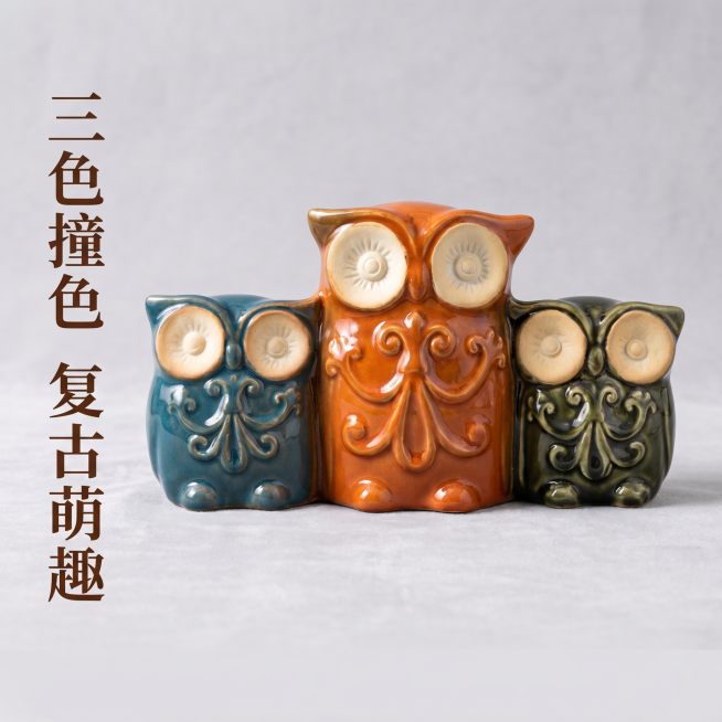 [主图 4] 连体猫头鹰陶瓷摆件色彩细节展示
[氛围风格] 美式复古风，干净突出色彩
[画质] 商业摄影质感，光线柔和通透，产品清晰真实，画面干净高级
[元素] 平视展示连体摆件正面，清晰呈现蓝、橙、预览效果
