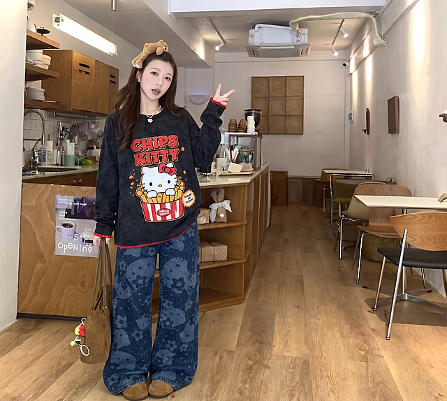 请将参考图1的【深蓝色Hello Kitty花朵提花阔腿牛仔裤】1:1还原其款式、颜色、材质、剪裁、图案、版型、腰带等所有细节，穿到参考图2的模特身上，完全替换模特原有的下装；完全保持参考图2模特的身姿、面部、发型、气质、动作/姿态不变（含手部位置/朝向/重心/肩线）；模特身上参考图1未覆盖的部位（上衣、鞋子、包包、项链、发饰、挂饰等）严格保持参考图2原样；画面背景/光影/构图/景别严格保持参考图2原样。

裤子以参考图1为准，完整保留款式、颜色、材质、剪裁、图案、阔腿版型、腰带、水洗纹理等一切细节。
参考图1未覆盖的所有部位——【上衣、鞋子、包包、配饰、手表、项链、帽子、挂饰等】——严格保持参考图2（模特图）原样，保持原有画面内容与细节一致。

超写实高清画质，细节丰富，色彩还原真实，整体质感自然高级。
真实人像摄影风格，自然生活化。