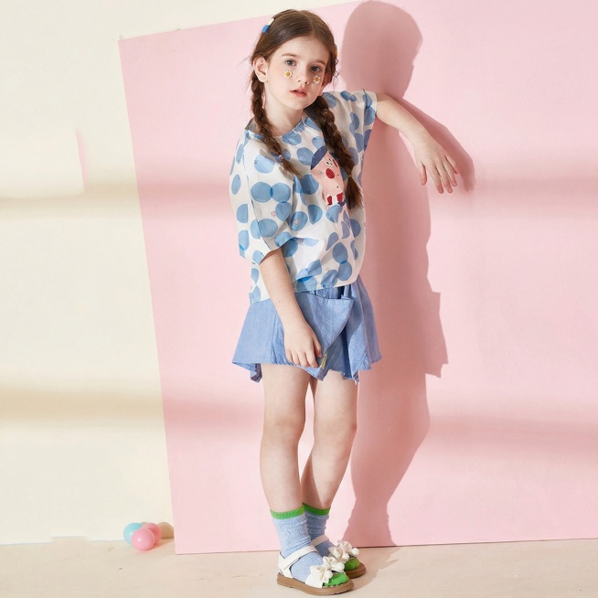 将图一童鞋替换到图二模特脚上，保持鞋子样式 颜色保持不变预览效果