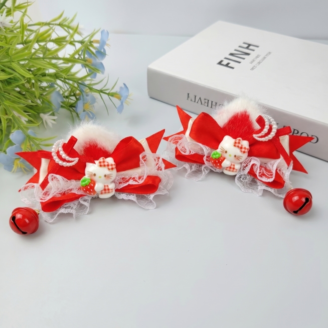 [主图 1] 新年红色HelloKitty洛丽塔对夹发饰产品主图。
[氛围风格] 清新ins风，柔和自然，简约高级氛围感
[画质] 商业摄影质感、光线柔和通透、产品清晰真实、画面干净高级
[元素] 一预览效果