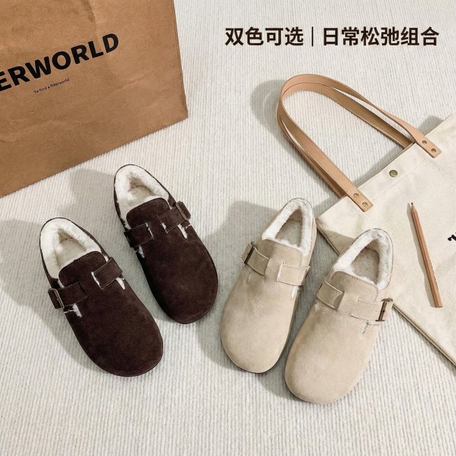 内容：两双鞋并列（一深一浅色），旁放帆布托特包与一支铅笔，构图松散有序。

文案：右上角「双色可选｜日常松弛组合」。预览效果