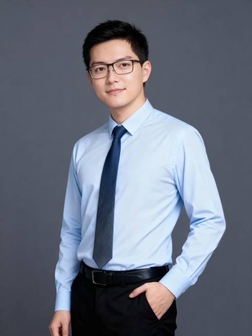 保留人物脸型､发型､年龄特征生成标准职场形象照,50mm焦段,F/4光圈(F/2.8-F/4区间),相机与人物距离3米,横向16:9比例(左右预留环境空间),人物占画面60%,入镜头部至膝盖上方5cm预览效果