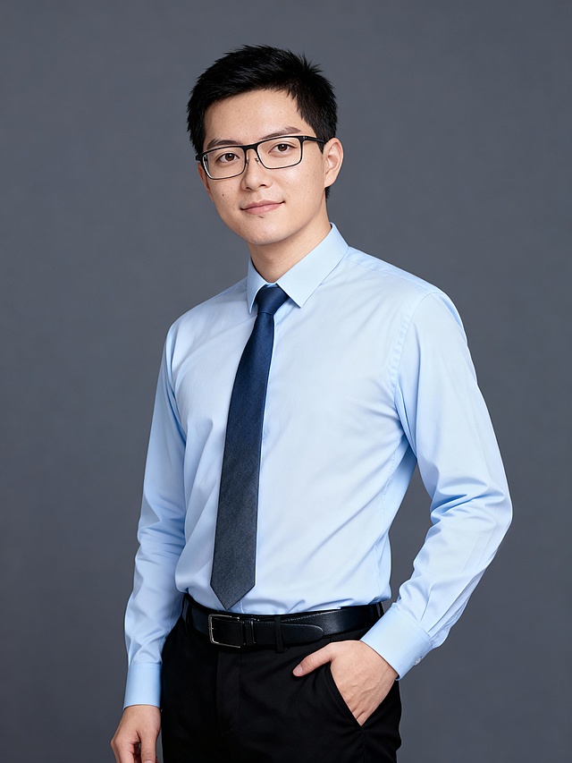 保留人物脸型､发型､年龄特征生成标准职场形象照,50mm焦段,F/4光圈(F/2.8-F/4区间),相机与人物距离3米,横向16:9比例(左右预留环境空间),人物占画面60%,入镜头部至膝盖上方5cm,平视视角,人物居中构图,头肩比例协调,身穿浅蓝色商务长袖衬衫,搭配深蓝灰色纯色的领带,黑色西裤,黑色皮带,着装正式干练,身形匀称,姿态端正,呈正面单手插兜的站立姿态,肢体舒展自然,自信从容,严谨专业稳重｡主体锐利,双侧打柔和光,痘印精准去除.肤质精细化处理;消除暗沉轻度磨皮,轻度美颜,均匀肤色提亮肤色,发梢微微修饰干练大气,眼神直视镜头,目光坚定且澄澈,表情自然.嘴角上扬,均匀肤色,专业人像摄影写真,头部完整,结构准确;光比1:1.5,4800K暖调中性光,修饰脸型,肤质哑光细腻,面部雾面柔光,轻透裸肌感,真实毛孔纹理,32K画质,去除人物之外的所有元素,零噪点降噪,简约偏冷调中深灰度纯色背景(漫射弱反光）。