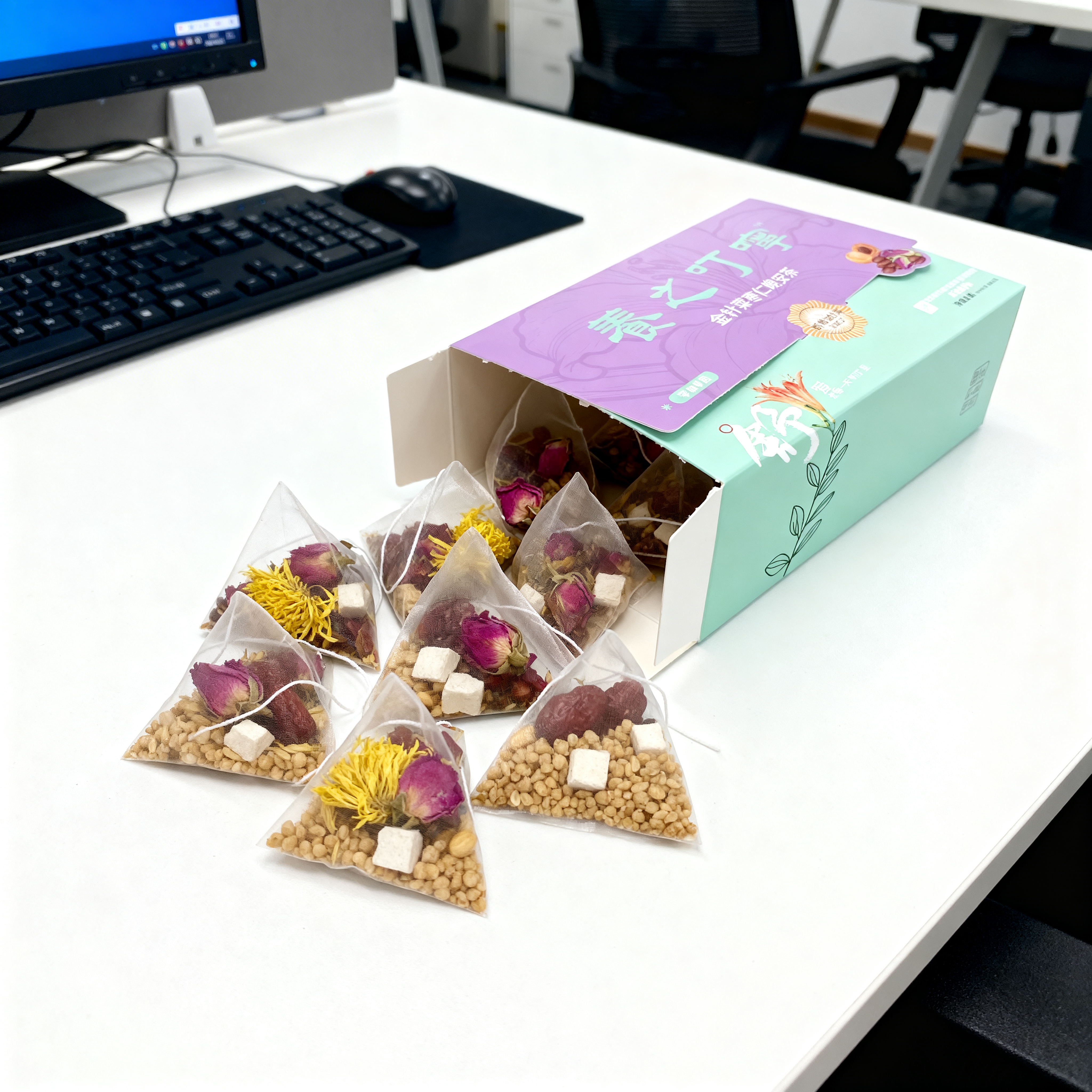 商品场景图，展示拆开的养之叮咛·金针菜枣仁晚安茶包装盒，取出几… - 图片创意预览