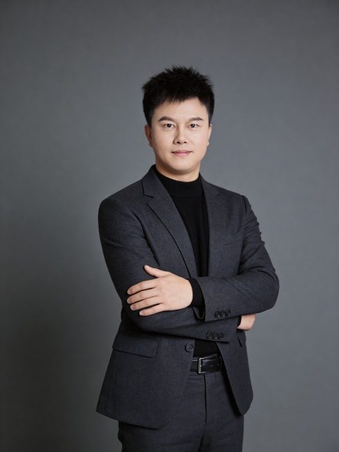 参考图中保留人物脸型、发型、年龄等特征生成职场形象照,标准焦段50mm,f/4光圈(f/2.8-f/4区间),平视视角(镜头与人物视线齐平);人物占画面70%,人物居中(居中构图),位于画面中心,为视预览效果
