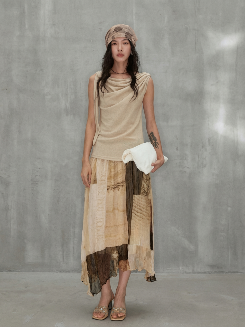 保留人物和服装，将背景替换成第一张图的高级简约水泥灰艺术背景，去除图片中的所有文字水印，保持人物和服装不变，光影风格和背景质感与参考背景一致预览效果