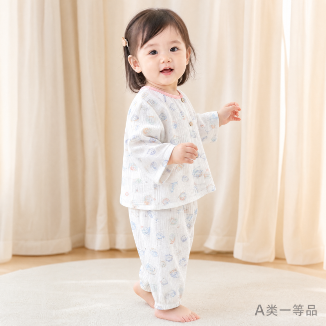 [主图-3] 婴儿套装模特侧身展示，呈现套装整体版型。氛围风格：家居治愈风，生活化自然抓拍。画质：商业摄影质感，光线柔和通透，产品清晰真实，画面干净高级。元素：保持双层纯棉纱布套装的外观（物理结构、材预览效果