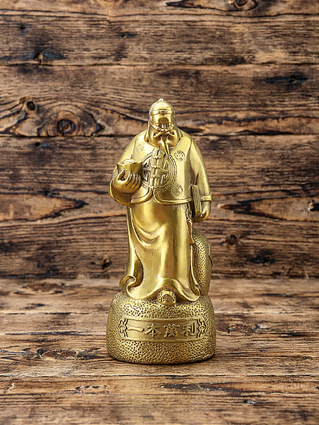 保持这个金色一本万利财神雕像主体不变，更换为新的中式古典木纹背景，3:4比例
