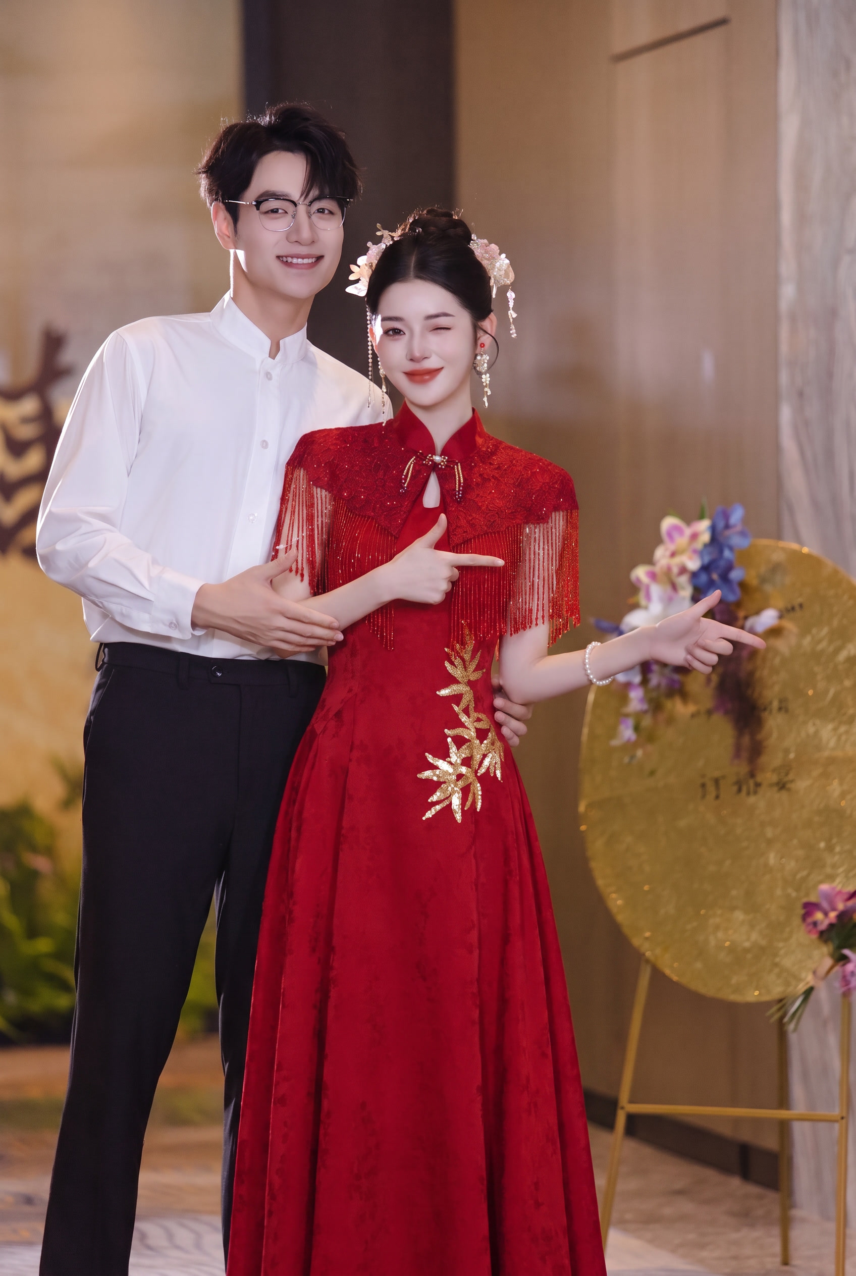 请将参考图1的【红色立领流苏披肩旗袍礼服】1:1 还原其款式、… - 图片创意预览