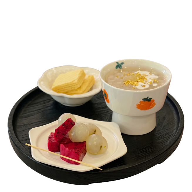 将[image1]里的所有食物、碗碟和杯子完整放入[image2]的黑色椭圆形木托盘中，**严格保留托盘原本的椭圆形造型和大小不变**，根据托盘形状合理调整食物位置和整体比例，适配托盘形状摆放，保留白预览效果