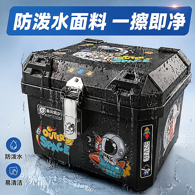 [主图-7] 防水性能测试电瓶车尾箱。氛围风格：功能测试直观风。画质：清晰商业摄影，对比明显。元素：黑色电瓶车尾箱表面有水珠滑落，展示箱体防泼水特性，水珠清晰可见，箱体外观保持原图一致。主体占比70%，背景浅蓝调。光影：侧光突出水珠立体感。文字版式：大字"防泼水面料 一擦即净"白色加粗蓝色底。比例分辨率：1:1比例，4k分辨率；文字清晰锐利，画面超高清。负向提示词：变形，水印，文字错乱，产品图模糊，背景杂乱。