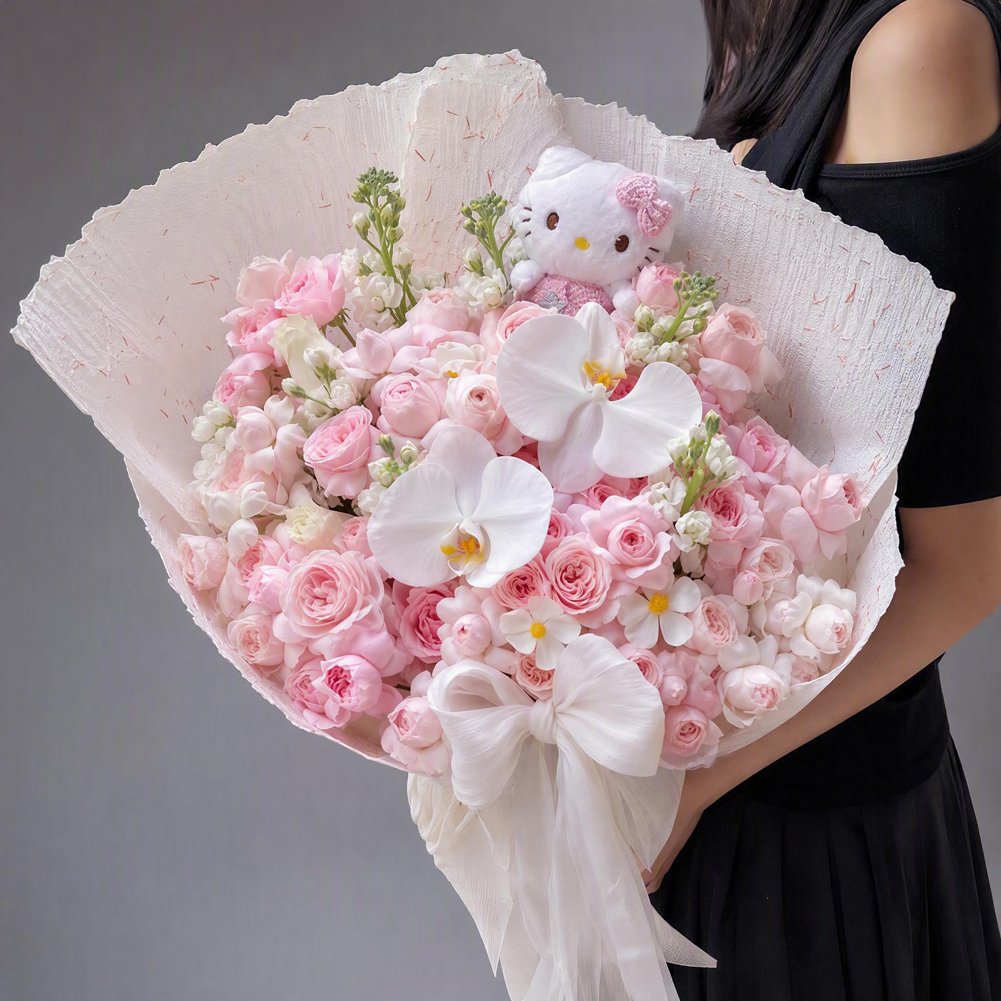 花束严格参照上传产品图，完整保留所有花材（粉色玫瑰、白色蝴蝶兰… - 图片创意预览