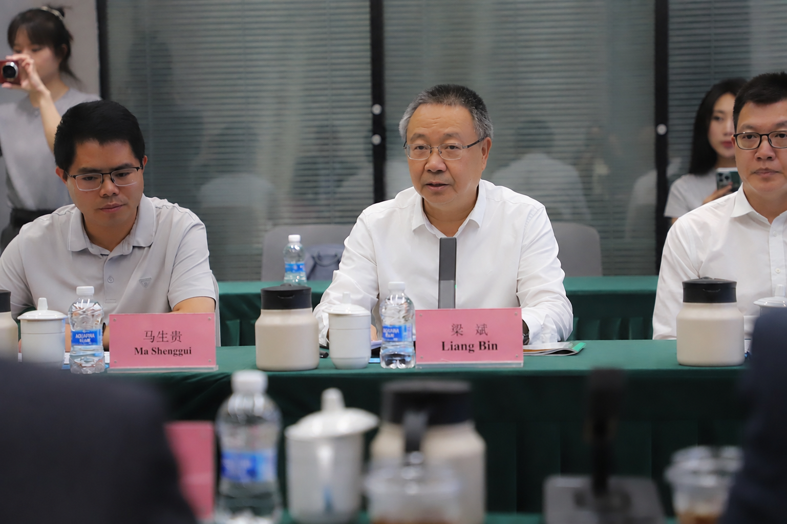 参考第二张图中人物的眼睛形态，将第一张图中间戴眼镜的男士（梁斌… - 图片创意预览