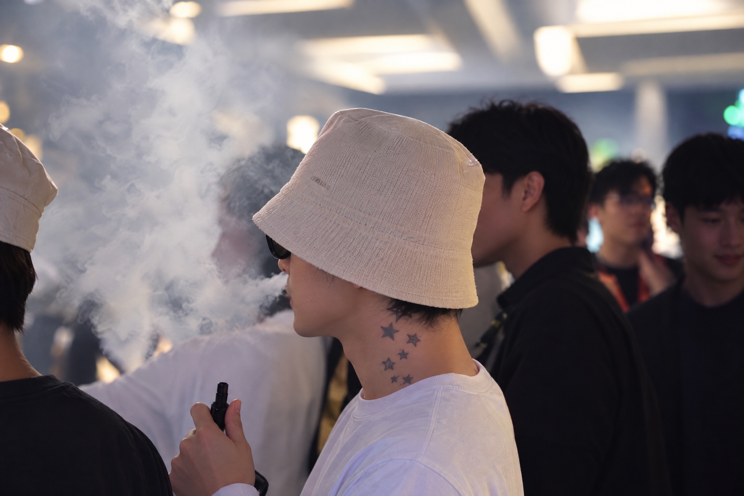 提升整体画质，去除噪点，增强精修质感，保留真实自然的写实质感，… - 图片创意预览