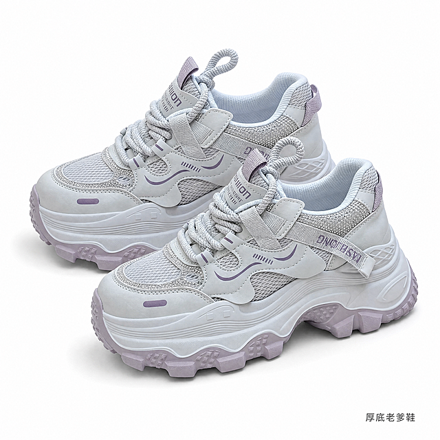 [主图-5] 双鞋整体展示，纯白背景呈现完整产品。[氛围风格] 简洁干净，标准产品展示，突出鞋型整体。[画质] 商业摄影质感、光线柔和通透、产品清晰真实、画面干净高级。[元素] 保持鞋子外观（物理结构、材质质感、颜色）与输入产品图绝对一致，左右两只厚底老爹鞋错落摆放，一只正面45°侧放，另一只半重叠在后，完整展示鞋型、配色和整体设计，商品主体占比约70%，画面满屏无边框。背景纯白色，符合标准白底主图要求。[光影] 均匀柔光，整体光线均匀，鞋底鞋面光影自然，无生硬阴影。[配色] 纯白背景衬托浅灰香芋紫鞋子，颜色清晰自然无色差。[视角构图] 平拍俯视，两只鞋子完整展示，布局协调。[文字版式] 右下小文字"厚底老爹鞋"，深灰色小字，不遮挡鞋子主体。[比例分辨率] 1:1比例，4k分辨率；文字清晰锐利，画面超高清。[负向提示词] 变形，水印，文字错乱，产品图模糊，背景杂乱。