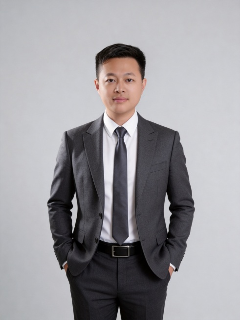 参考第一张图保留人物脸型､年龄等特征生成职场形象照,参考第二张图人物占位和比例,标准焦段50mm,F/4光圈(F/2.8-F/4区间),平视视角(镜头与人物视线齐平);人物占画面70%,人物居中(居中预览效果