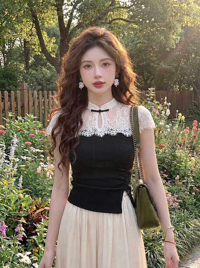 将图2中人物的衣服替换为图1的黑白拼接蕾丝改良旗袍上衣和米白色半身长裙，保留人物姿势、发型、配饰和花园背景不变