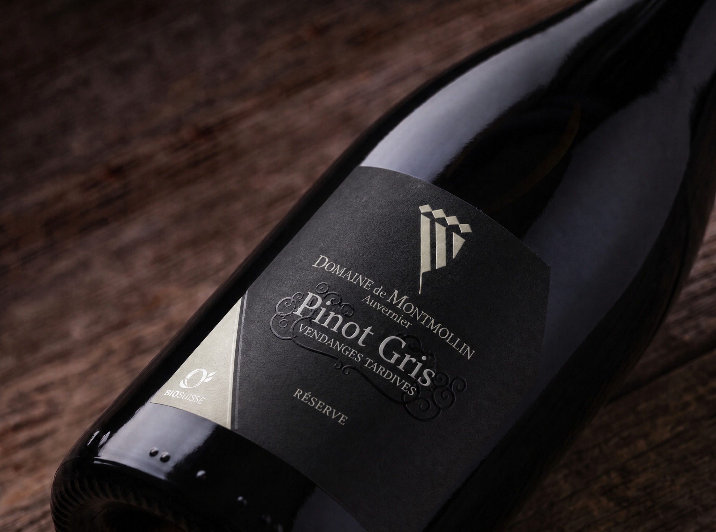 将图中的酒瓶替换为第二张图中的Pinot Gris酒瓶，保持原… - 图片创意预览