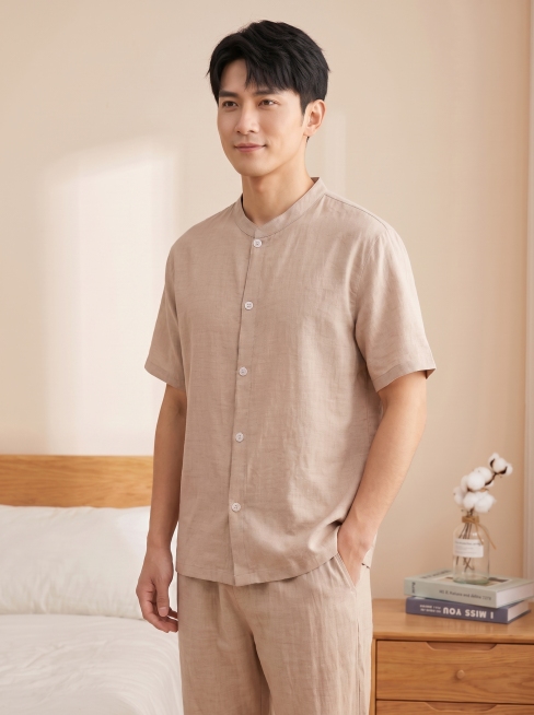 【主体保护指令】请保持参考图 1 中的【同一模特、同一服装、同一场景光感】一致，包括面部五官、服装细节、背景色调、光影，不做改动。仅姿势、镜头景别、朝向按本组差异化生成。
画面整体为电商模特展示图，模预览效果