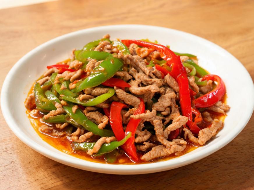 一盘家常川菜甜椒肉丝，新鲜的青红椒搭配嫩滑肉丝，色泽诱人，美食实拍预览效果