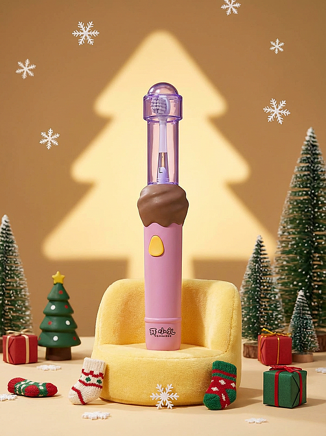 主体放置在黄色毛绒展台上，背后有一盏灯，主体后映着一个大的暖黄色圣诞树散光光斑，保证融图效果，四周错落地摆放圣诞元素，点缀白色雪花，整体色调暖黄温馨。