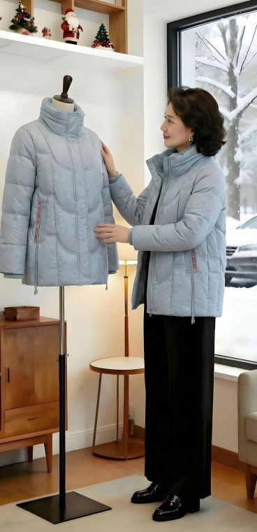 图二的衣服原封不动复制到图一的人物和模特身上，大小与身形匹配，图一的主体不变预览效果