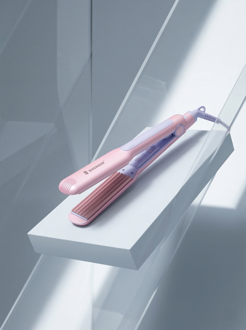 一张高级干净的现代极简风美发产品场景图，C4D渲染质感。主体是粉色和浅紫色的SHINON玉米烫夹板，保持SHINON Logo原样，保持夹板主体物理结构不变，强制保留产品组件。夹板放置在几何悬浮白台上预览效果