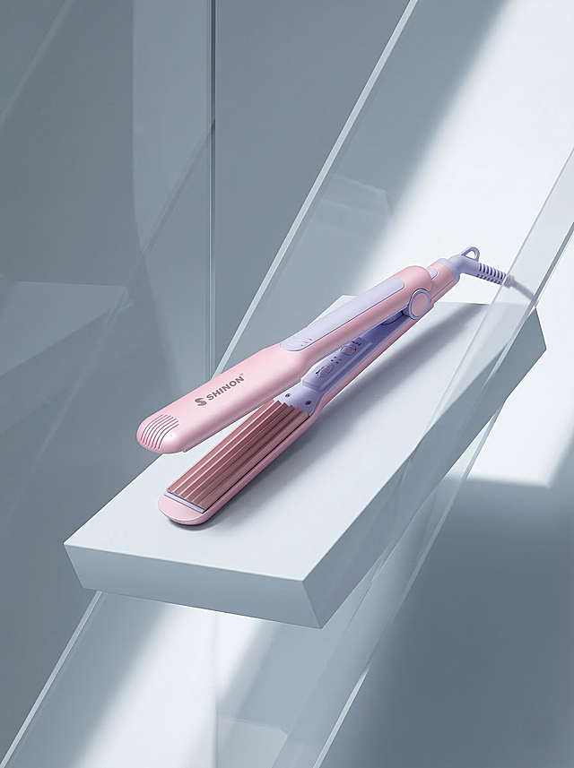 一张高级干净的现代极简风美发产品场景图，C4D渲染质感。主体是粉色和浅紫色的SHINON玉米烫夹板，保持SHINON Logo原样，保持夹板主体物理结构不变，强制保留产品组件。夹板放置在几何悬浮白台上，背景是冷灰色调，搭配玻璃倒影和通透光束。大面积柔光，整体画面简洁高级，对角线构图，营造出悬浮失重感。负向提示词：接口错位、Logo变形、多余的线头、摄影灯、柔光箱、水印、文字、昏暗光线、死黑阴影、畸变透视、比例失调、西方面孔、金发、深眼窝、雀斑、杂乱房间、硬光、乡村风、塑料感、低模、噪点、平面化