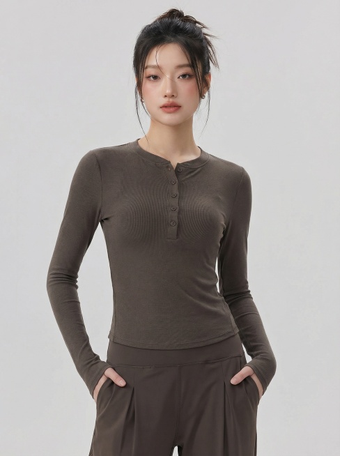 请帮我把第二张图的上衣穿到第一张图的模特身上，其他不变，生成四张图片，不同的动作，角度包含正视的四分之三侧面，侧面。图片比例3:4，模特上半身图，展示到大腿中部，需要完整显示模特的脸。纯色背景浅灰色、预览效果