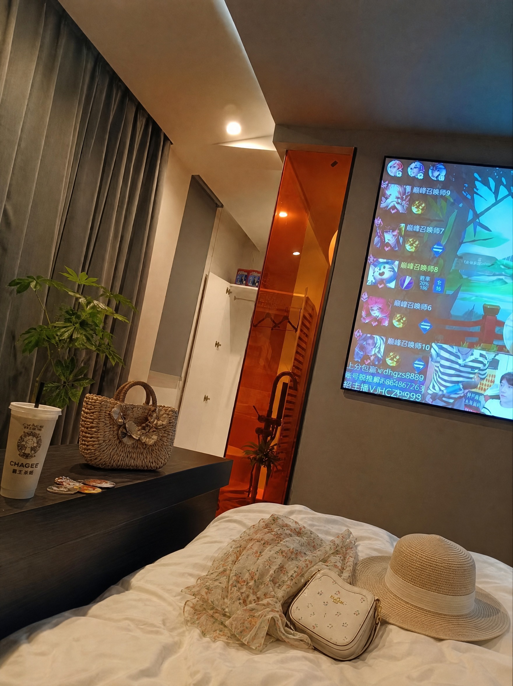 基于这张房间照片修改：1. 床上的衣物和包包等杂物全部清理干净… - 图片创意预览