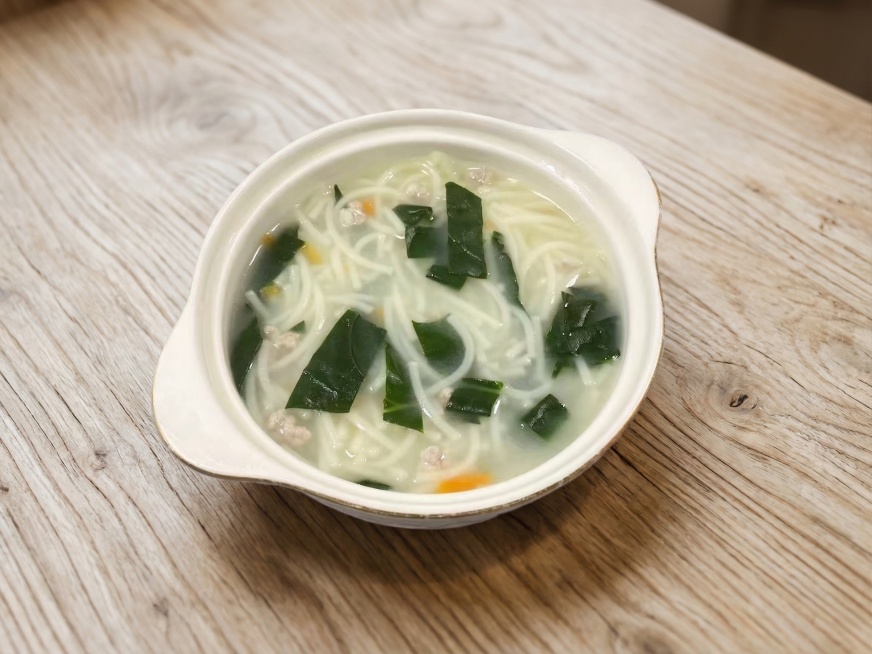 保留原辅食菜品完整内容，将背景更换为清新唯美的木纹桌面背景预览效果