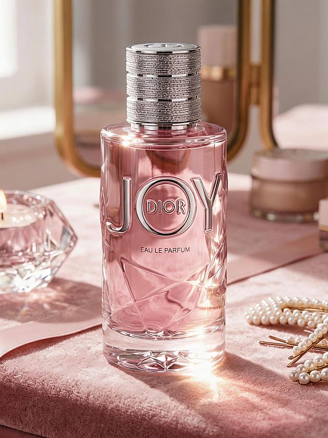 给香水产品打光，瓶身周围的物体设置低饱和氛围光，作为环境辅光柔和照亮周边物体，被从瓶子发出的光打亮，最大化提升瓶身明亮的通透感，保留瓶内液体的色彩层次与质感，光比控制在1:3~1:4，避免过曝或死黑，实现主体通透与环境氛围的平衡